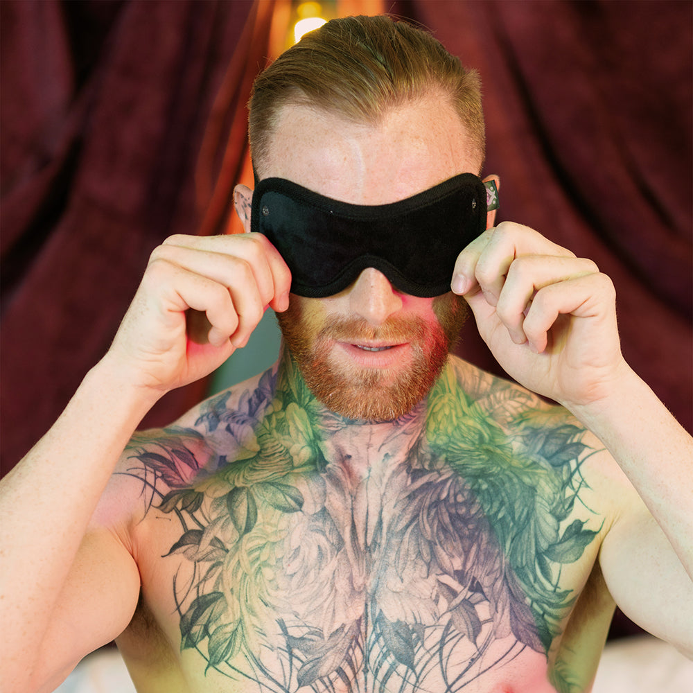 SEI MIO Sensory Surrender Blindfold, Gag and Earplug Kit